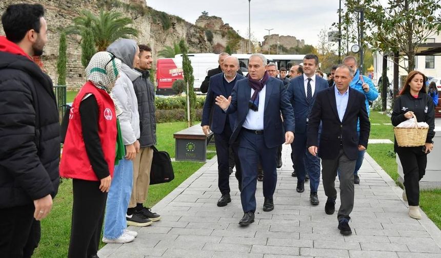 Fatih’te liseli gençlerle lale dikimi