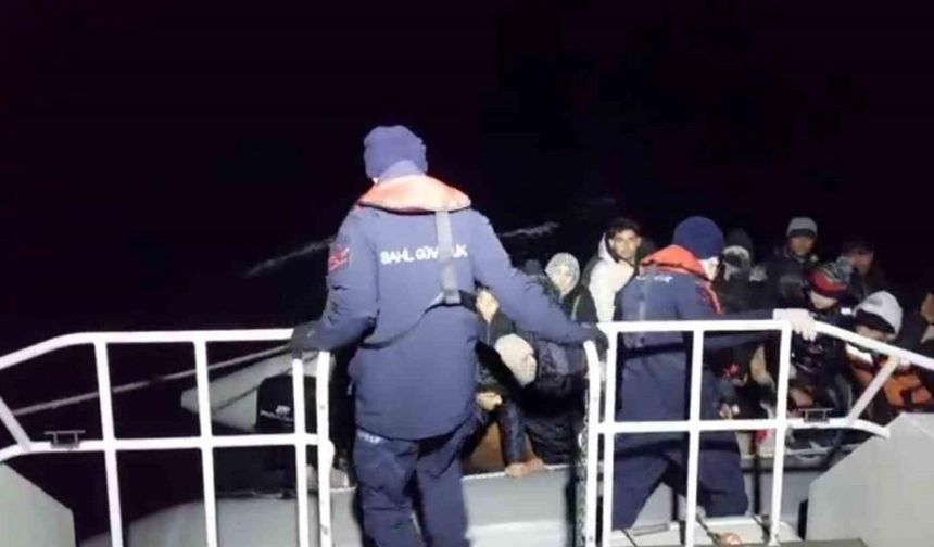Ayvalık açıklarında 27’si çocuk, 54 düzensiz göçmen kurtarıldı