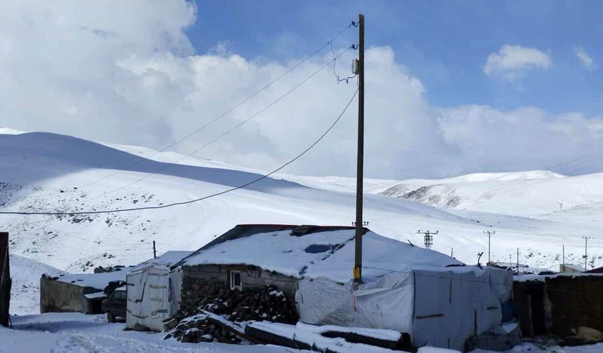 Ağrı’da kar yağışı köylüleri şaşırttı: "Batıda tatil, bizde kar"