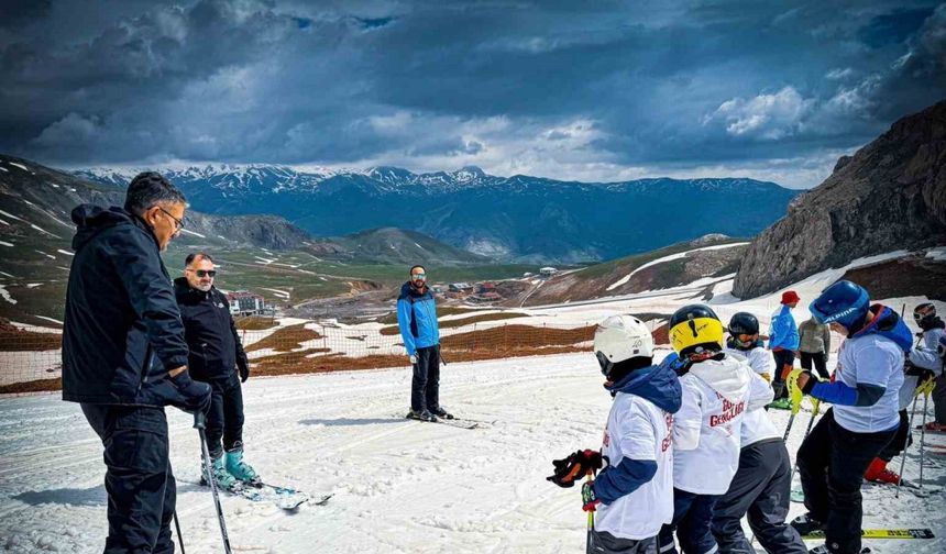 Hakkari’de mayıs ayında kayak yarışması düzenlendi