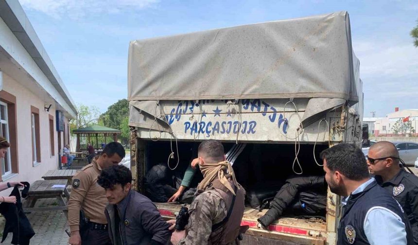 Kırklareli’nde kamyonet kasasında 36 kaçak göçmen yakalandı