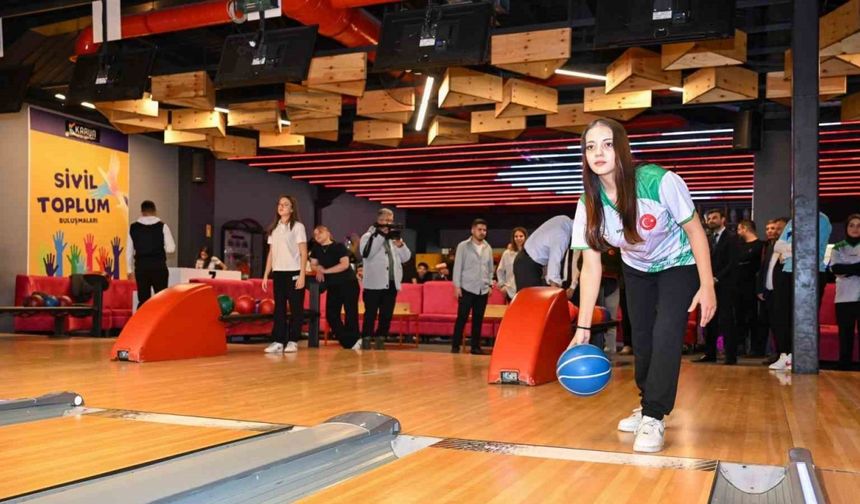 Bowlingde dereceye giren gençler ödüllendirildi