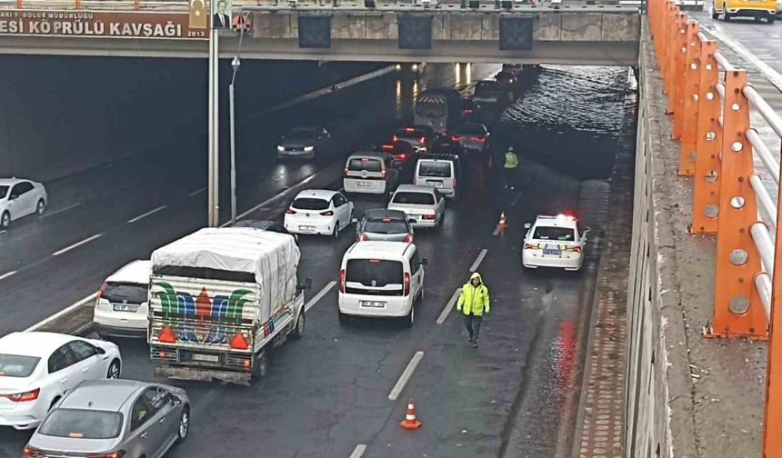 Diyarbakır’da sağanak etkili oldu, sürücüler zor anlar yaşadı