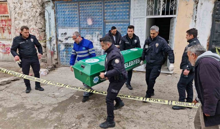 Kız kardeşi ablasını tabancayla öldürülmüş halde buldu