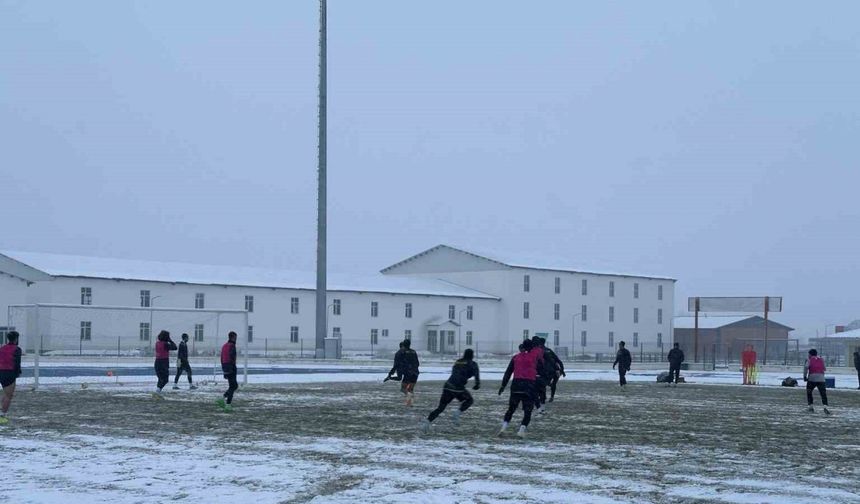 Muş Spor kar altında antrenman yaptı