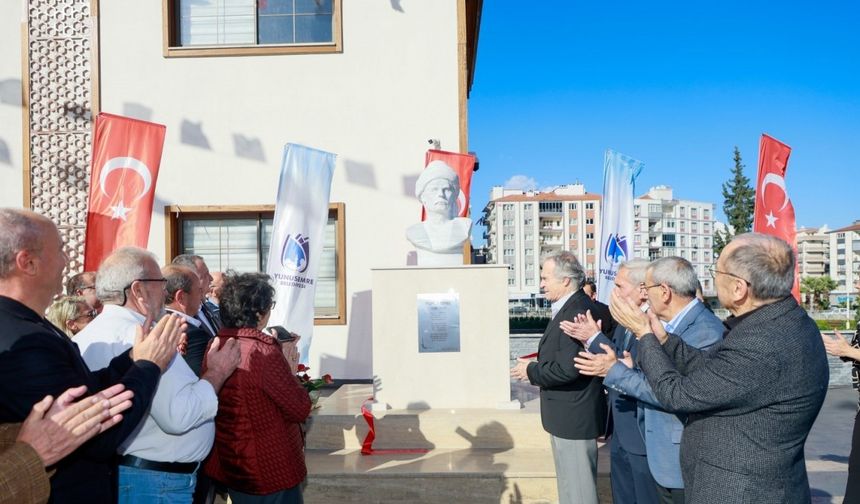 Öğretmeninin hediyesini meydana dikti