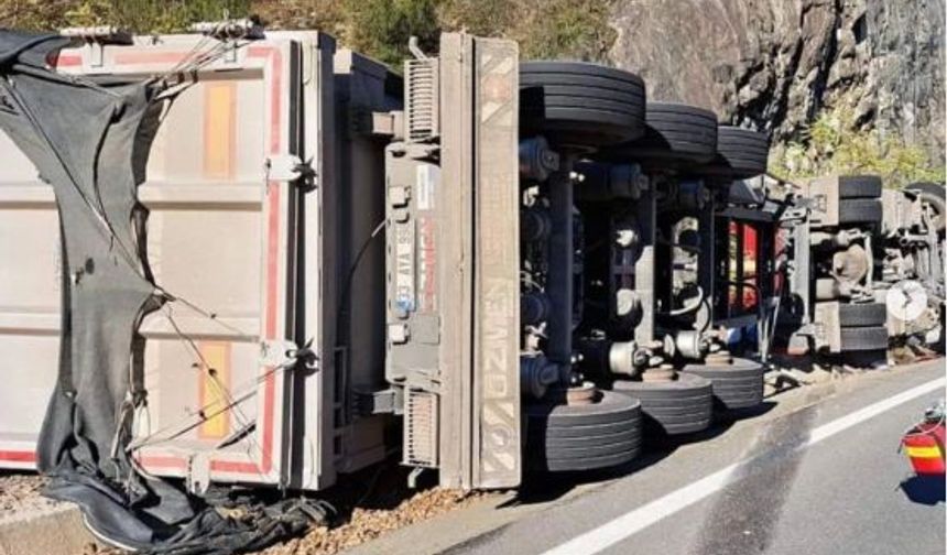 Ordu’da devrilen tırın altında kalan sürücü hayatını kaybetti