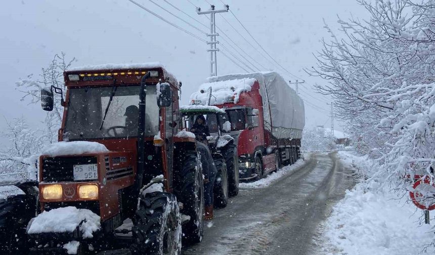 Ordu’da kar nedeniyle mahsur kalan saman yüklü tır kurtarıldı