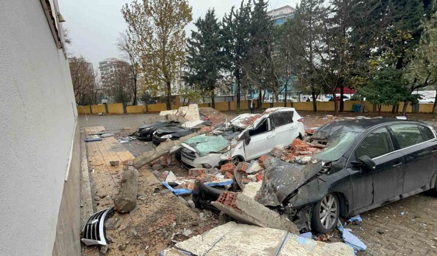 Veli toplantısı sırasında otomobillerin üzerine duvar devrildi: 3 yaralı