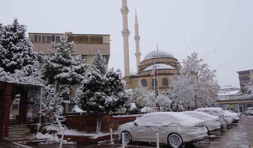 Yozgat’ta yılın ilk kar yağışı kenti beyaza bürüdü