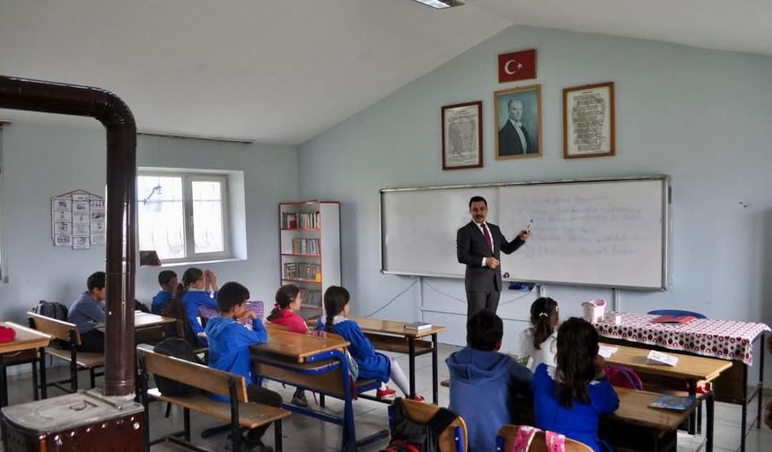 Akyaka Kaymakamı Demirtaş, köy okullarında