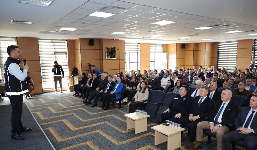 Bafra’da En İyi Narkotik Polisi Anne ve SİBERAY Semineri