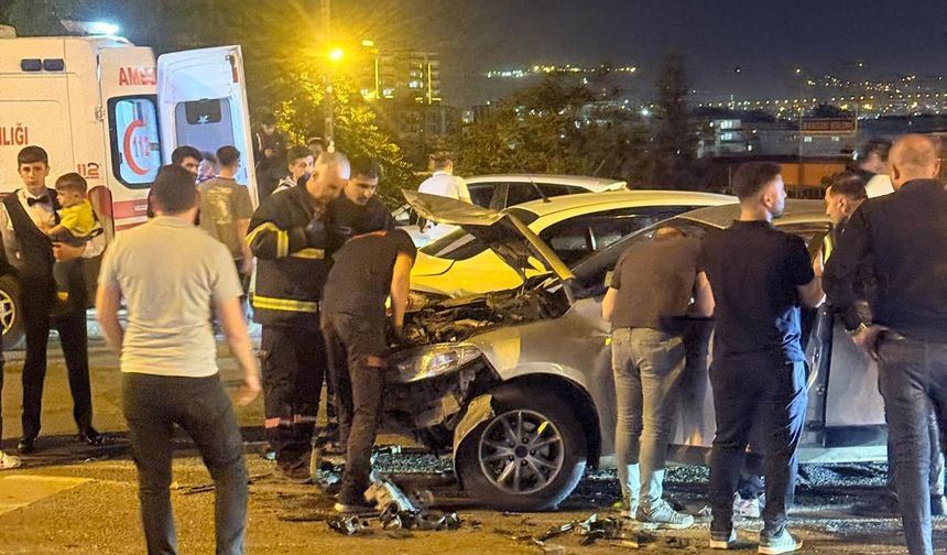 Batman’da iki otomobil çarpıştı: 4 kişi yaralandı