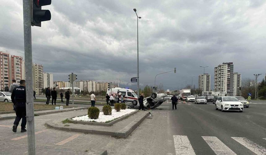 Belediye otobüsü ile otomobil çarpıştı: 9 yaralı