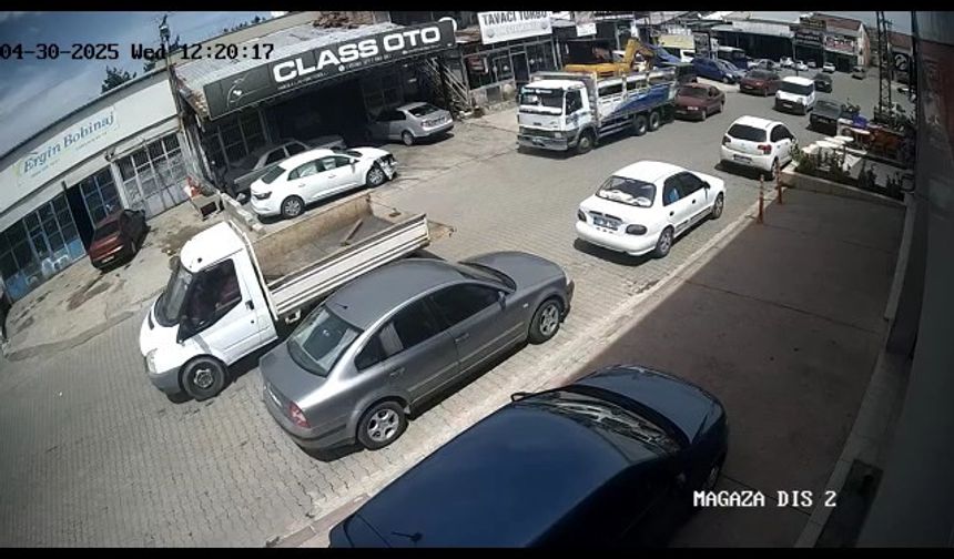 Freni boşalan kamyon geri kaçtı, 4 araca çarparak durabildi