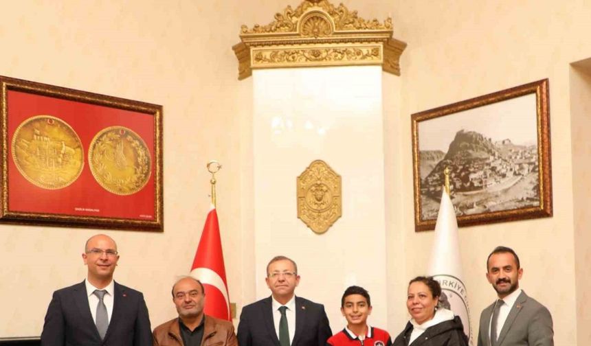 Vali Polat, şampiyonu makamında ağırladı