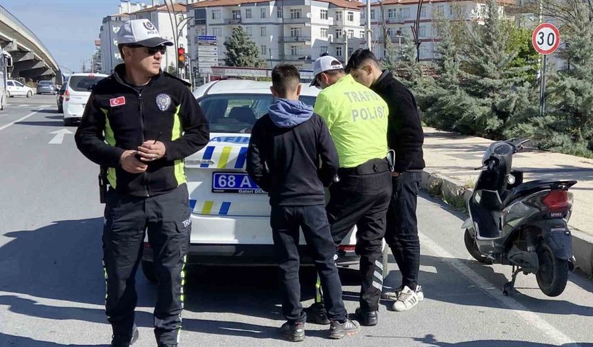16 yaşında ehliyetsiz, plakasız ve kasksız motora bindi, 54 bin lira ceza yedi