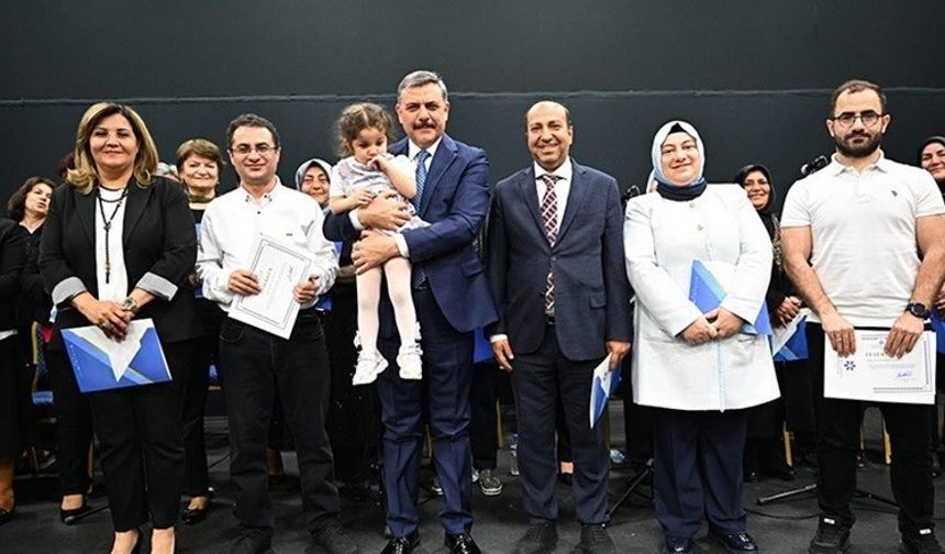 60 yaş üstü tazelenme üniversitesinde yıl sonu coşkusu yaşandı