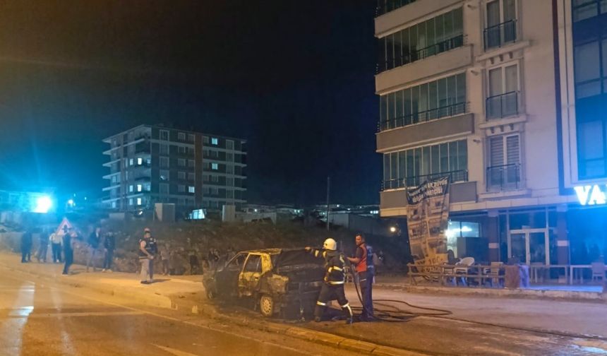 Adıyaman’da park halindeki otomobil yandı