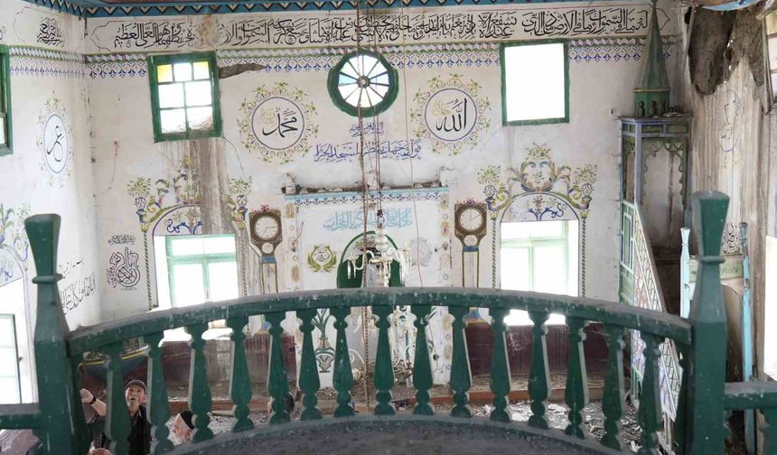 Ahşap işçiliği ile dikkat çeken cami yıkılma tehlikesiyle karşı karşıya