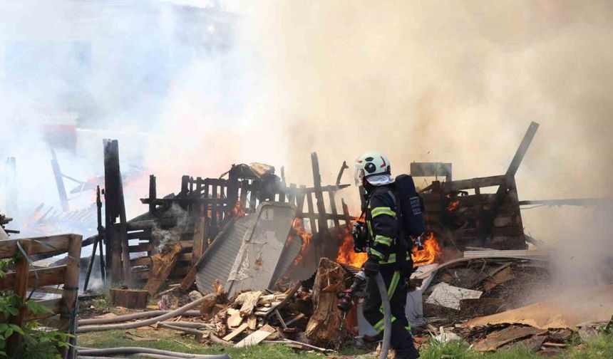 Ailesinin yanan evine koşan kadın babasına sevinçle sarıldı