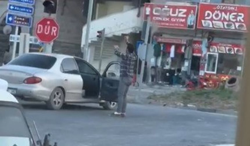 Alkollü şahıs aracından indi, trafikte dans etti: O anlar kamerada