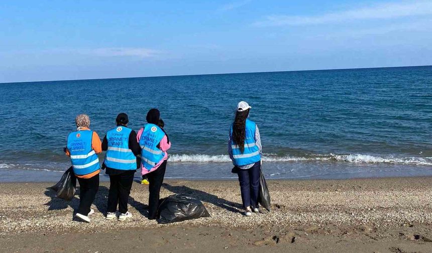 Anamurlu gençler sahil temizliği yaptı