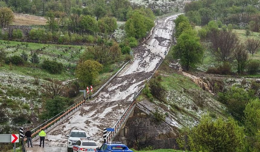 Ankara’da yoğun yağış çeşitli ilçelerde yaşamı olumsuz etkiliyor