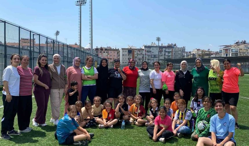 Anneler çocukları için sahaya çıktı