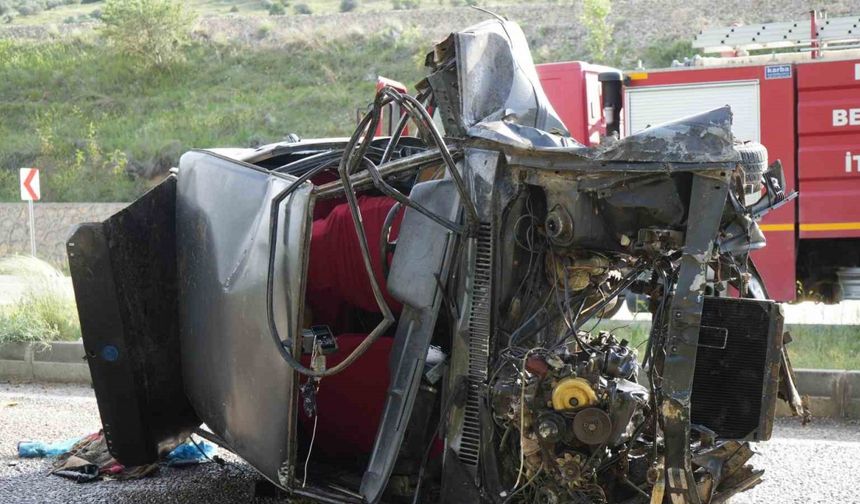 Anneler Günü’nde yürek yakan kaza: Hurdaya dönen otomobildeki kadın hayatını kaybetti