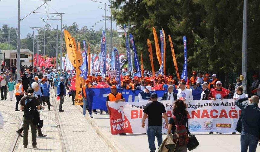 Antalya’da 1 Mayıs coşkuyla kutlandı