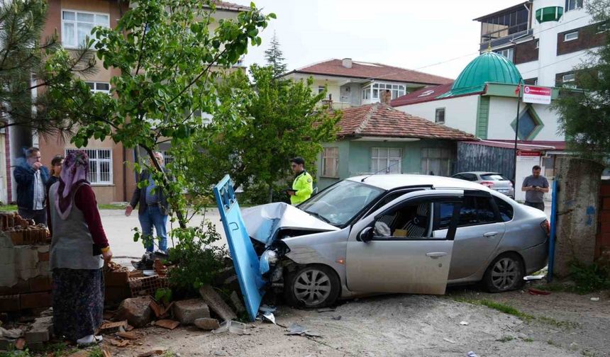 Araca çarpmamak için ani manevra yaptı, bahçe duvarına daldı: 2 yaralı