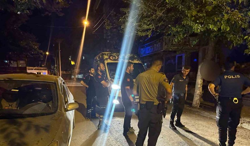 Araçta baygın bulunan 2 şahıs ekipleri hareket geçirdi