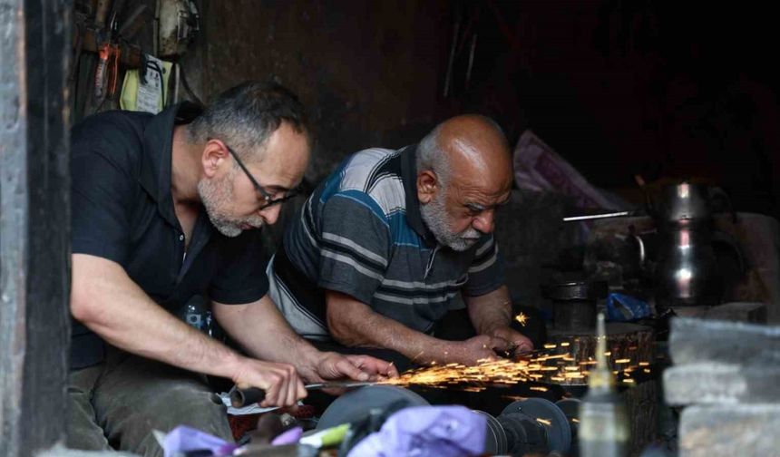 Asırlık dükkânda baba-oğulun bıçak mesaisi