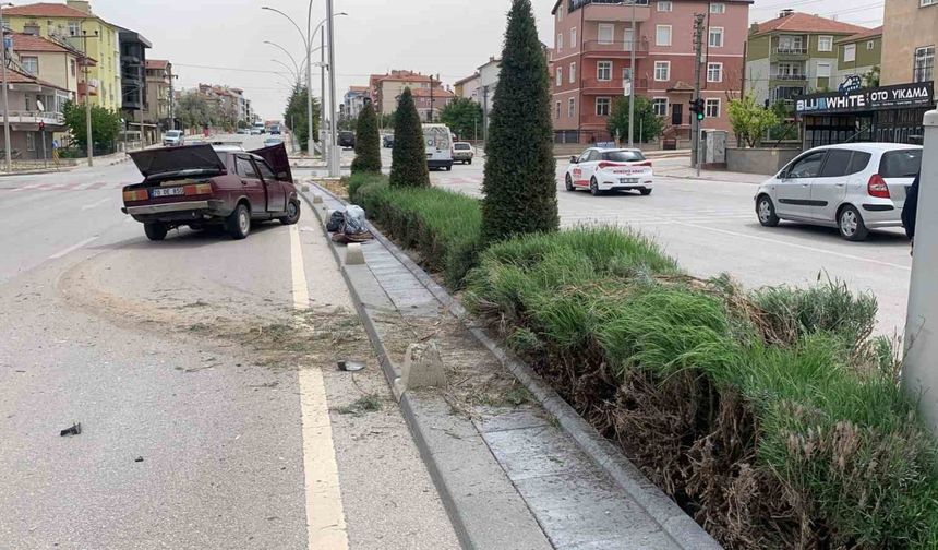 Aydınlatma direğine çarpan otomobil orta refüjü aşarak karşı şeride geçti