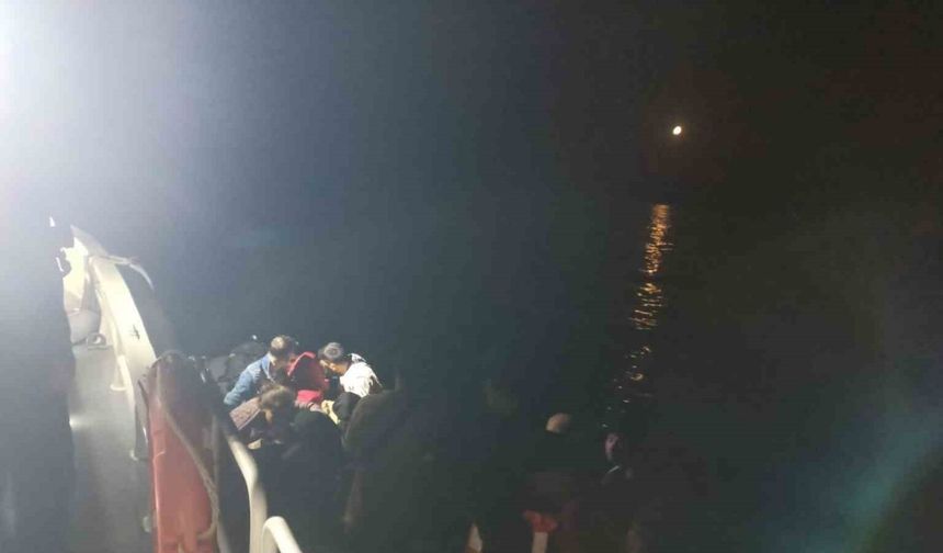 Ayvalık’ta 13’ü çocuk 43 düzensiz göçmen ve yasa dışı yollarla ülkeyi terk etmeye çalışan 2 Türk vatandaşı yakalandı