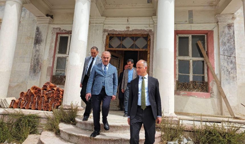 Ayvalık’ta Tarihi Kız Meslek Lisesi’nin restorasyonu sürüyor