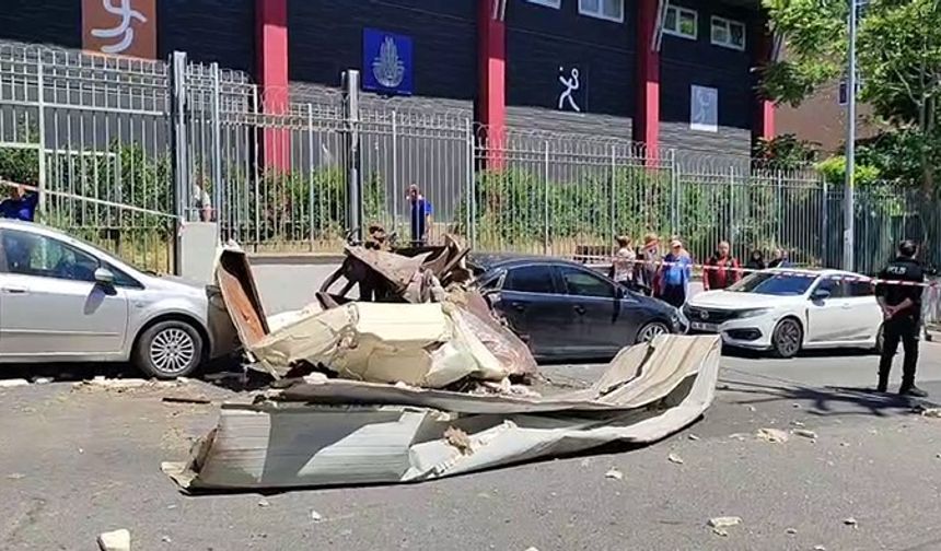 Bağcılar’da bir iş yerinde bulunan buhar kazanı patladı. Olayda 1 kişi yaralanırken, 2 otomobil zarar gördü. Olay yerine çok sayıda itfaiye ve sağlık ekipleri sevk edilirken, ekiplerin müdahalesi devam ediyor.