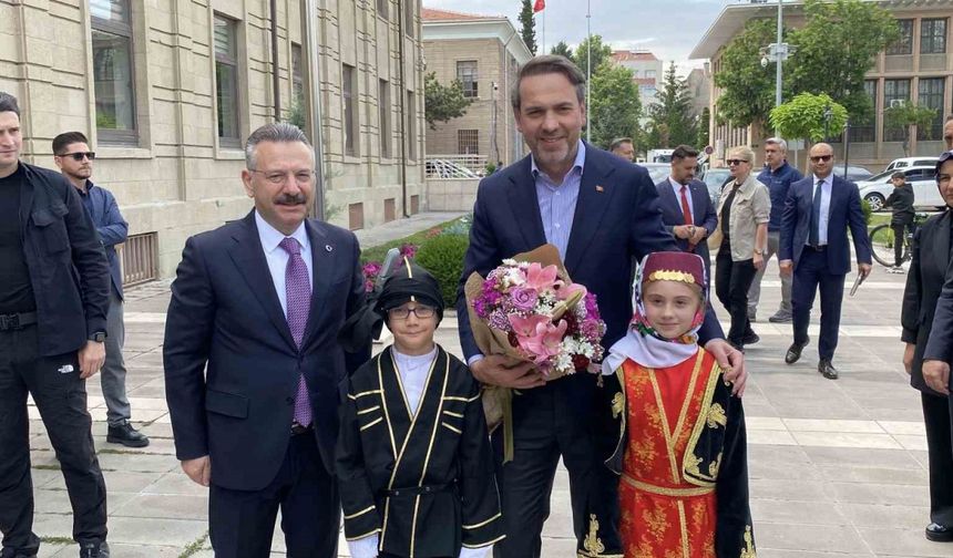 Bakan Bayraktar, Eskişehir Valiliği’ni ziyaret etti