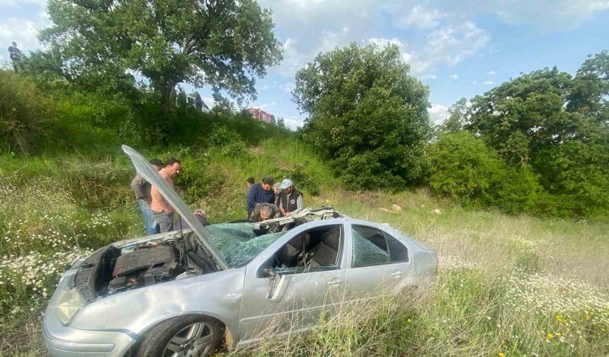Balıkesir’de tarlaya uçan aracın sürücüsünü vatandaşlar kurtardı