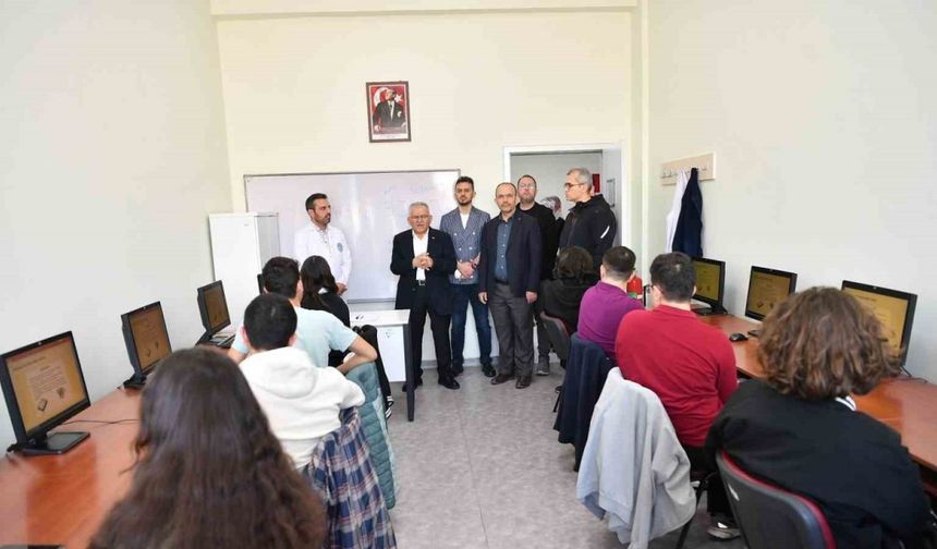 Başkan Büyükkılıç, geleceğin bilişim yıldızları ile bir araya geldi