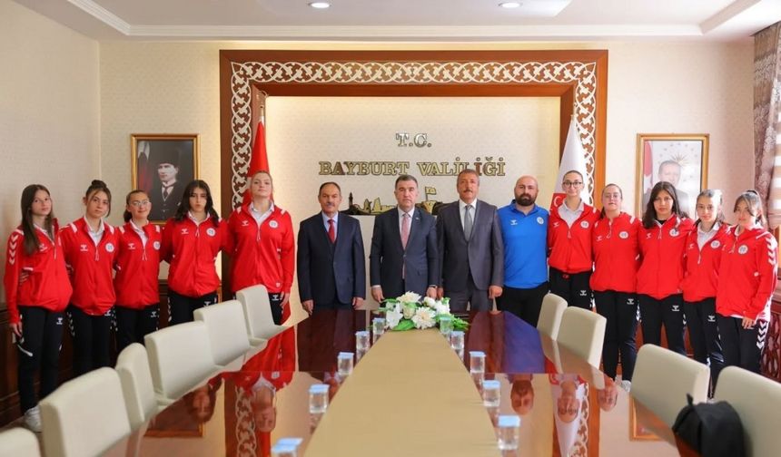 Bayburt’un voleybolcu kızları Vali Eldivan’ı ziyaret etti