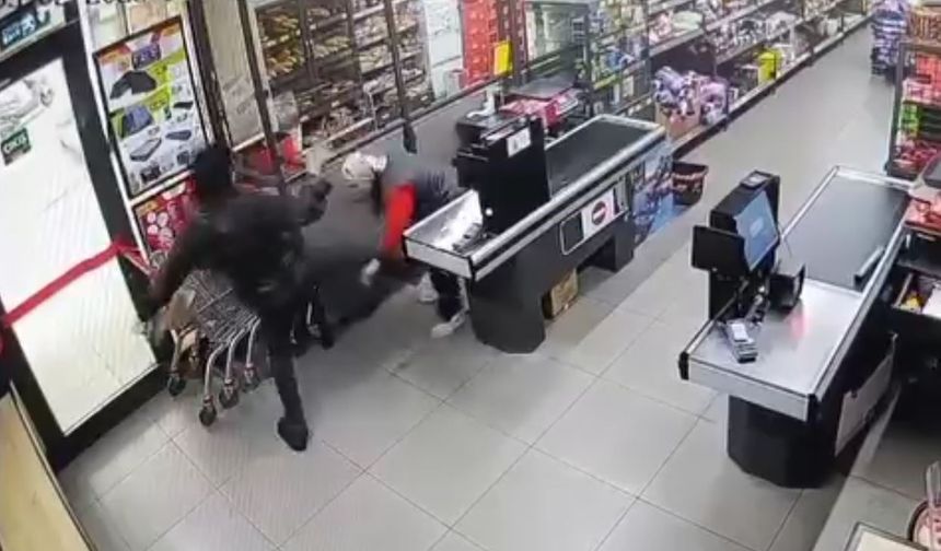 Bayrampaşa’da BİM markette bir kişi, kasiyeri böyle darp etti