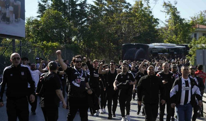 Beşiktaş taraftarı stada geldi