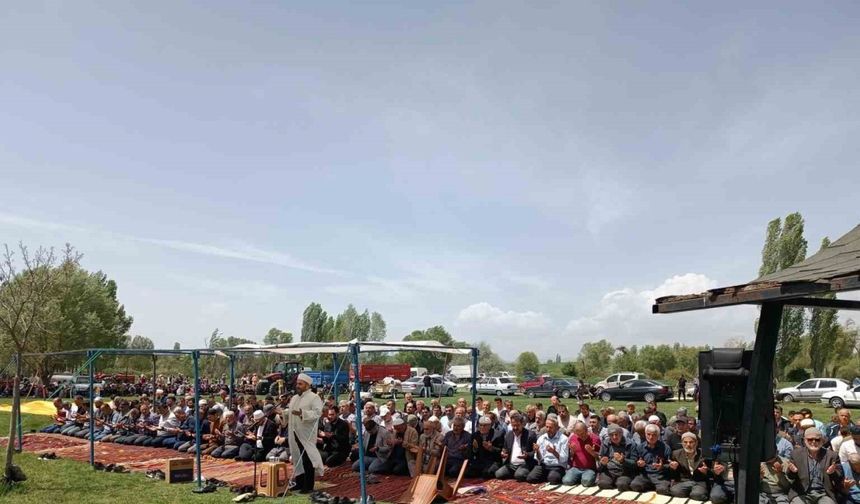 Beyşehir’de çiftçiler yağmur duasına çıktı