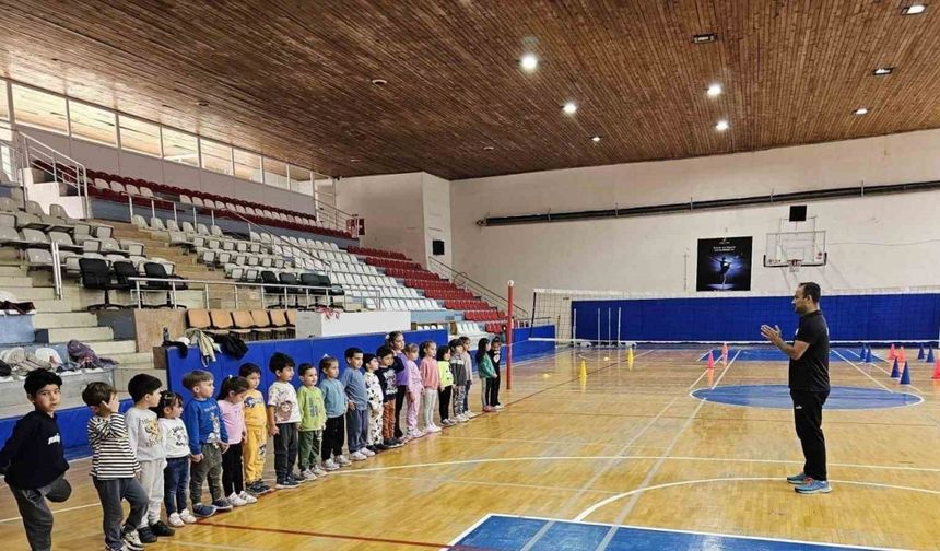 Bilecik anaokulu minikleri voleybol ile tanıştı