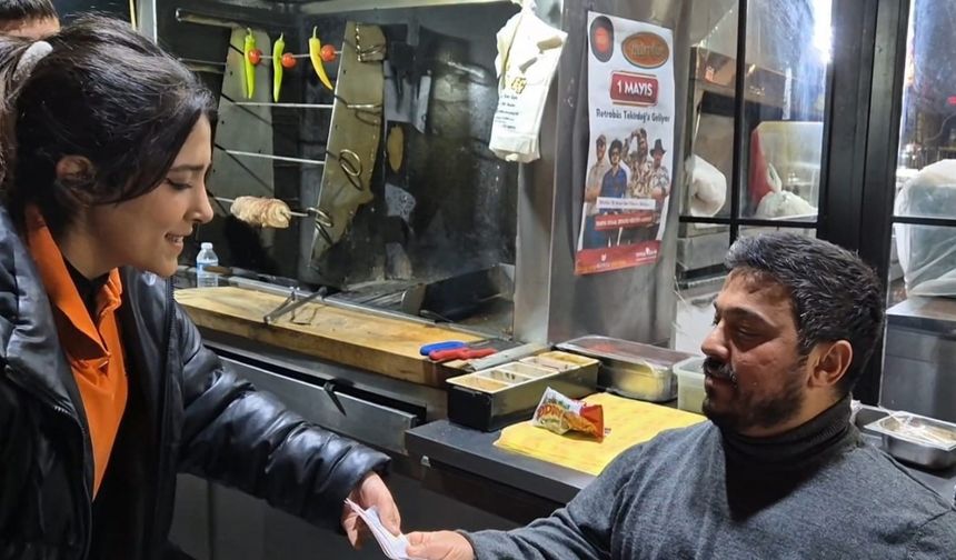 "Bir zamanlar işçiydim" dedi, günlük hasılatını işçilerine dağıttı