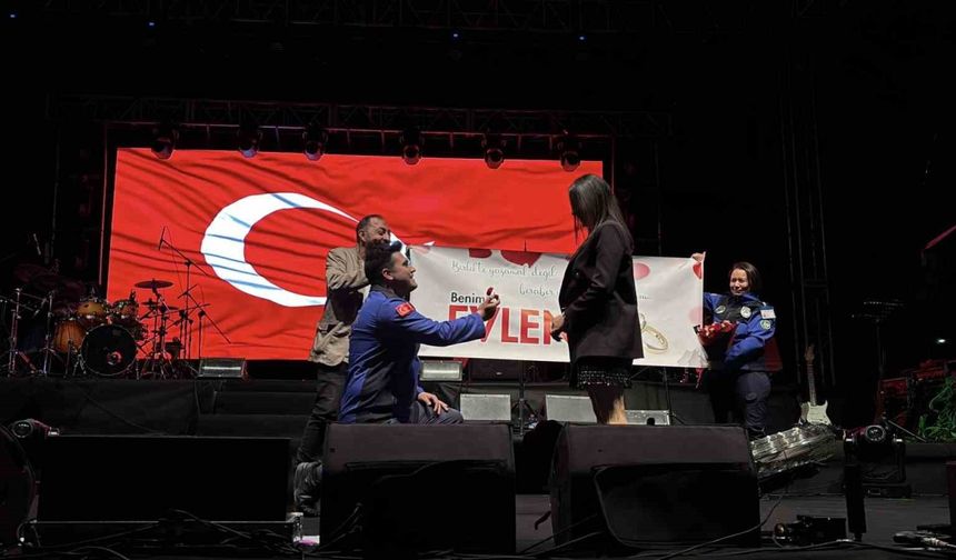 Bolu’da konser öncesi sürpriz evlilik teklifi