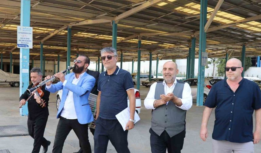 Böyle tepki görülmedi, mahkeme kararını davul zurnayla belediyeye teslim etti