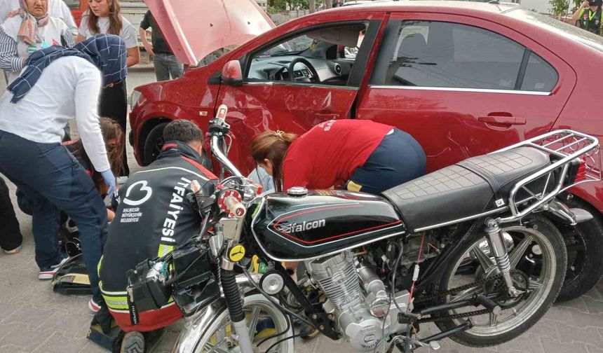 Burhaniye’de motosiklet otomobile çarptı